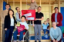 Mitarbeitende und Patienten des Kinderzentrums Mosbach sowie Sven Zöllner vom verein "Nobody' s Perfect" stehen vor einer neuen Sprossenwand.